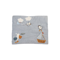 Dit gewatteerde boxkleed sailors bay van Little Dutch stimuleert de zintuigen van je kind met dank aan de vele verschillende texturen en activiteiten. Ook geschikt als speelkleed voor thuis of onderweg. VanZus