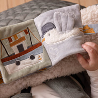 Rammelende geluiden, knisperende stofjes en een spiegeltje: het blauwe buggyboekje sailors bay van Little Dutch heeft het allemaal. Het zachte boekje is een echte must-have voor onderweg. VanZus