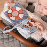 Rammelende geluiden, knisperende stofjes en een spiegeltje: het blauwe buggyboekje sailors bay van Little Dutch heeft het allemaal. Het zachte boekje is een echte must-have voor onderweg. VanZus