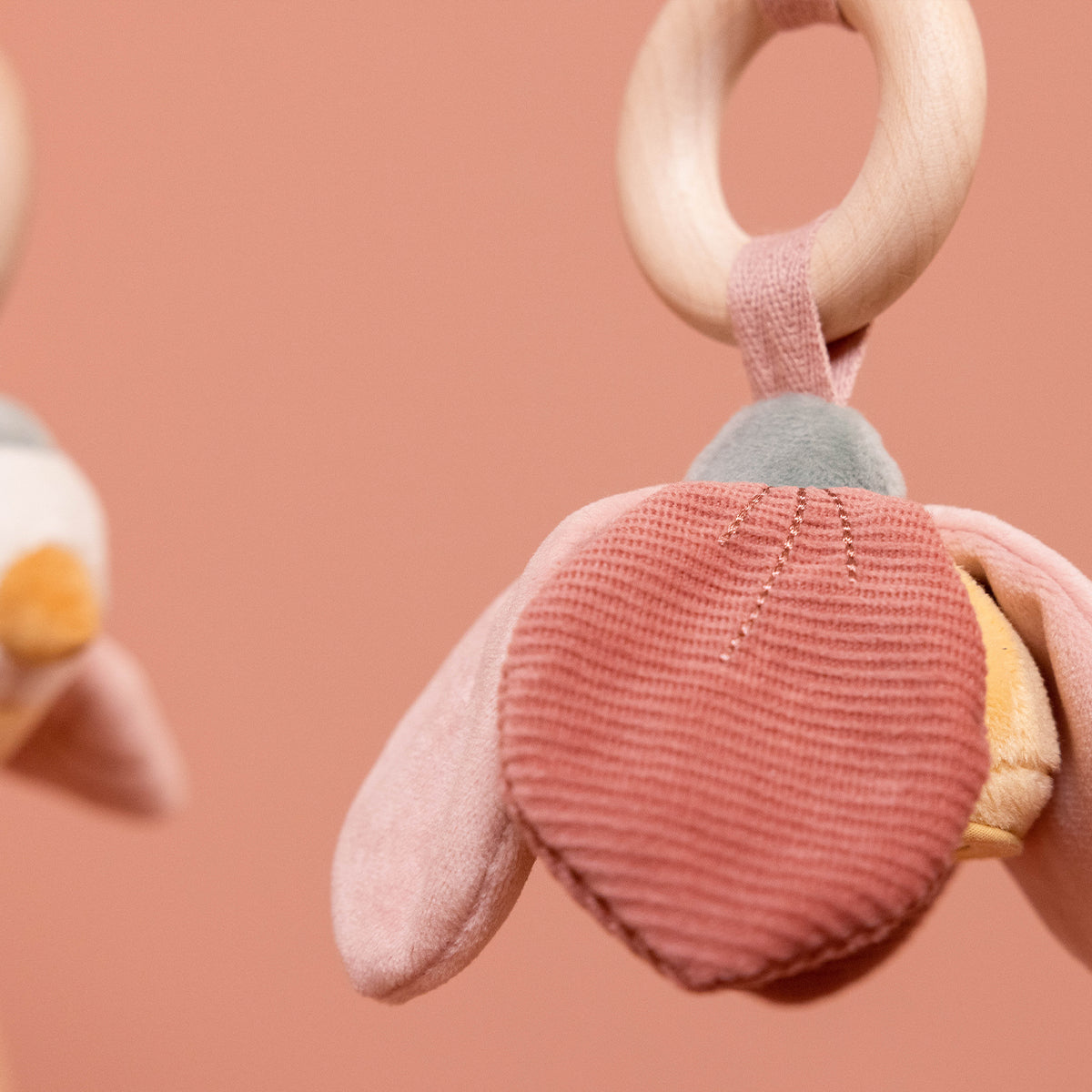De houten babygym flowers & butterflies van Little Dutch zorgt voor vermaak bij jouw kindje. De drie activiteitenspeeltjes ontwikkelen de hand-oogcoördinatie, de motoriek en stimuleren de zintuigen. VanZus