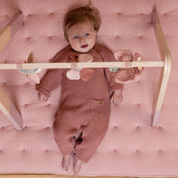De houten babygym flowers & butterflies van Little Dutch zorgt voor vermaak bij jouw kindje. De drie activiteitenspeeltjes ontwikkelen de hand-oogcoördinatie, de motoriek en stimuleren de zintuigen. VanZus