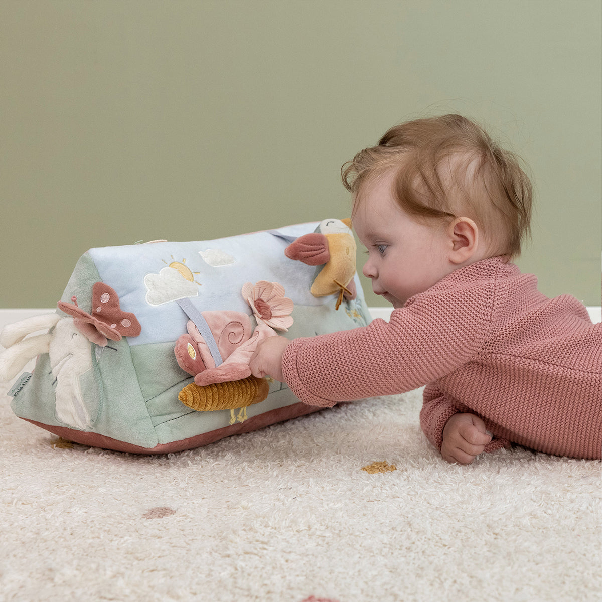 De activiteitendriehoek Flowers & Butterflies van Little Dutch staat garant voor speelplezier. Het babyspeelgoed met speelse functies en leuke texturen die de zintuigen en verbeeldingskracht van je baby prikkelen. VanZus