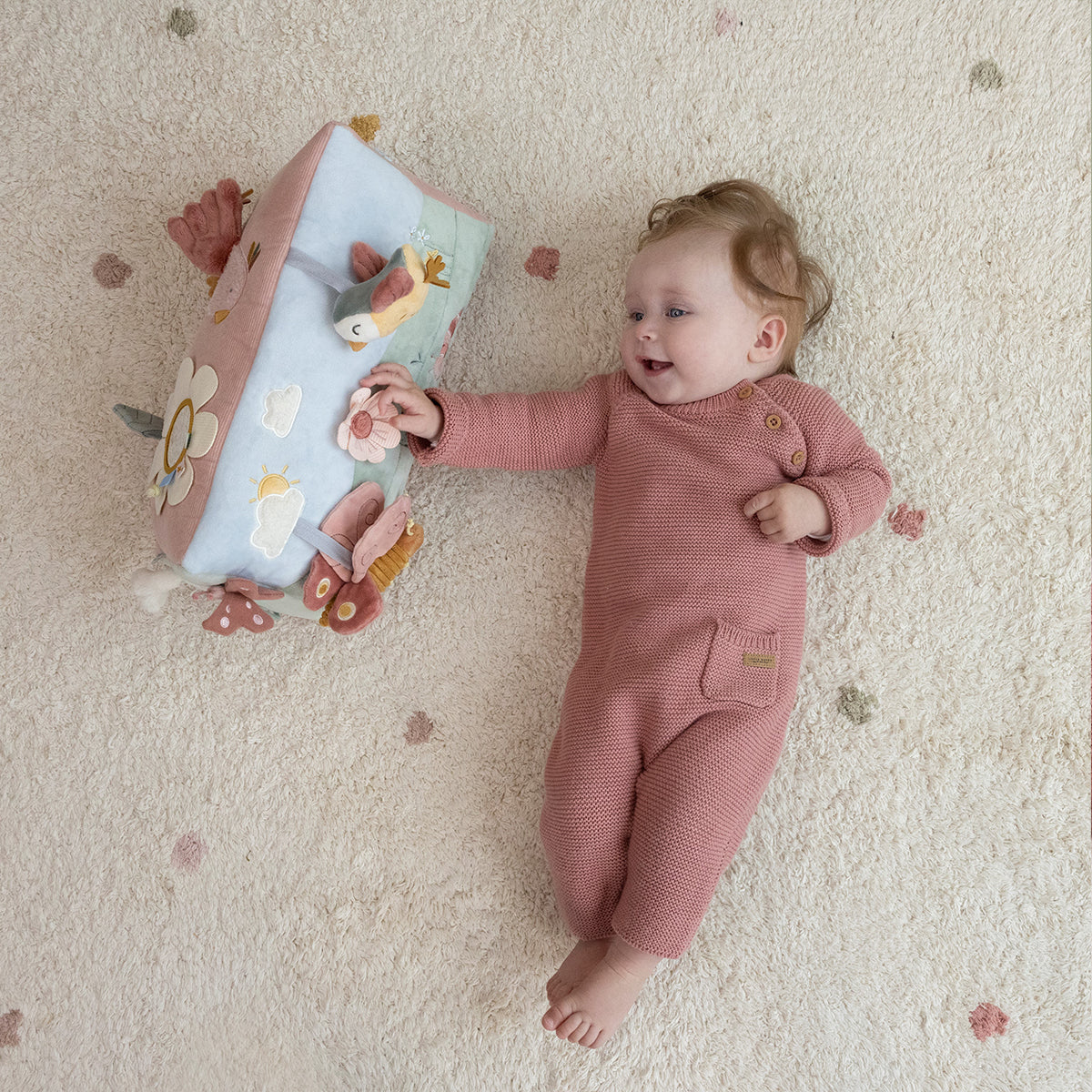 De activiteitendriehoek Flowers & Butterflies van Little Dutch staat garant voor speelplezier. Het babyspeelgoed met speelse functies en leuke texturen die de zintuigen en verbeeldingskracht van je baby prikkelen. VanZus