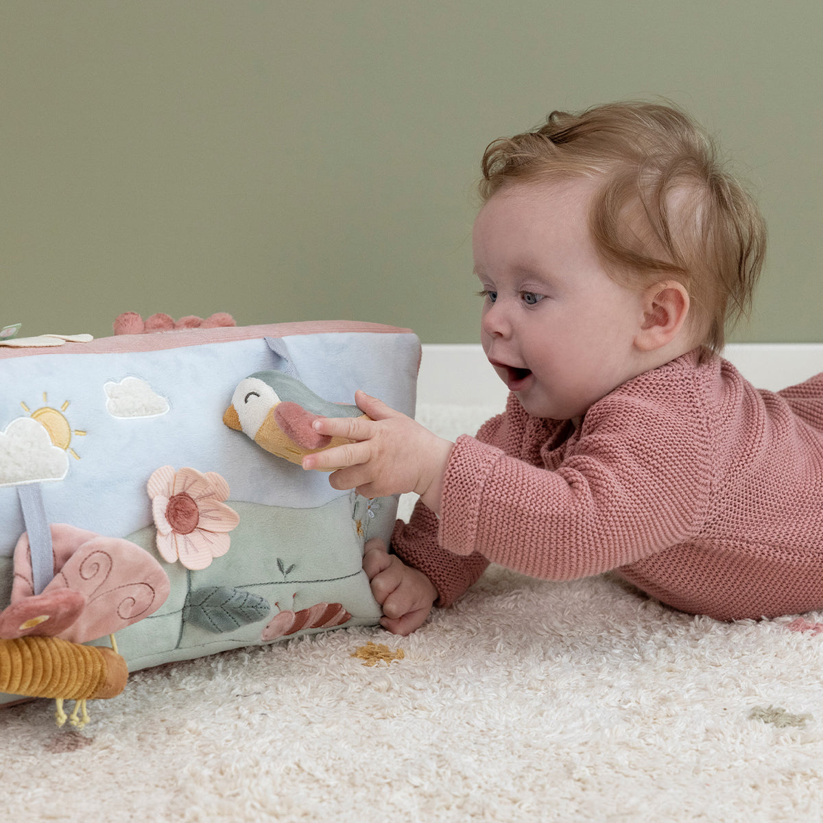 De activiteitendriehoek Flowers & Butterflies van Little Dutch staat garant voor speelplezier. Het babyspeelgoed met speelse functies en leuke texturen die de zintuigen en verbeeldingskracht van je baby prikkelen. VanZus