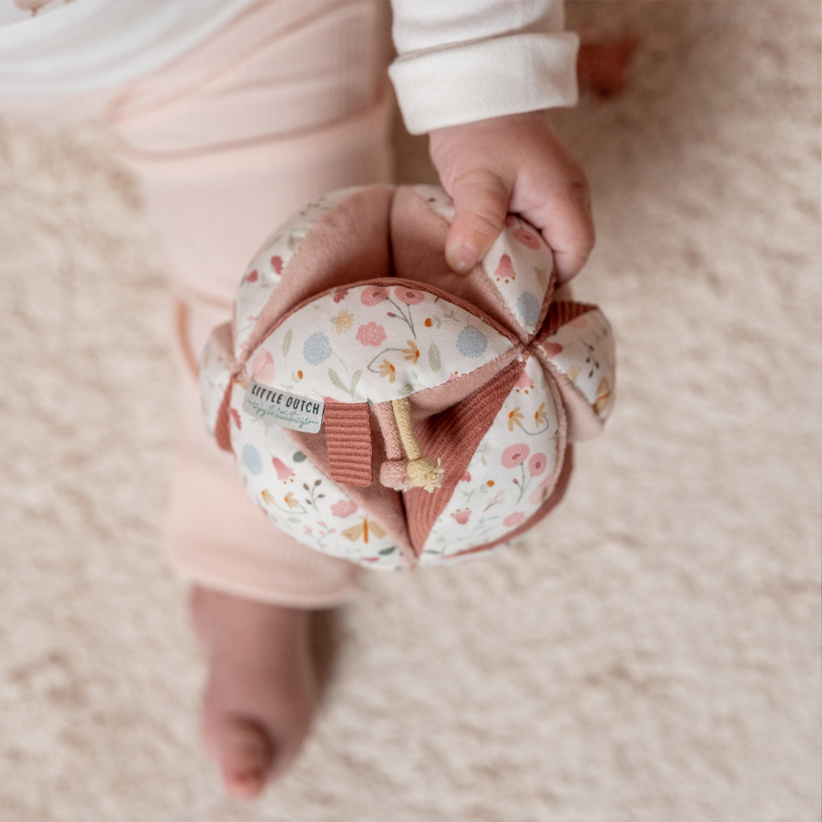 Deze grijpbal flowers & butterflies van Little Dutch heeft een interessante vorm, waardoor het de zintuigen van je baby prikkelt. De verschillende vlakken, texturen en patronen zorgen ervoor dat jouw kleintje gestimuleerd wordt. VanZus