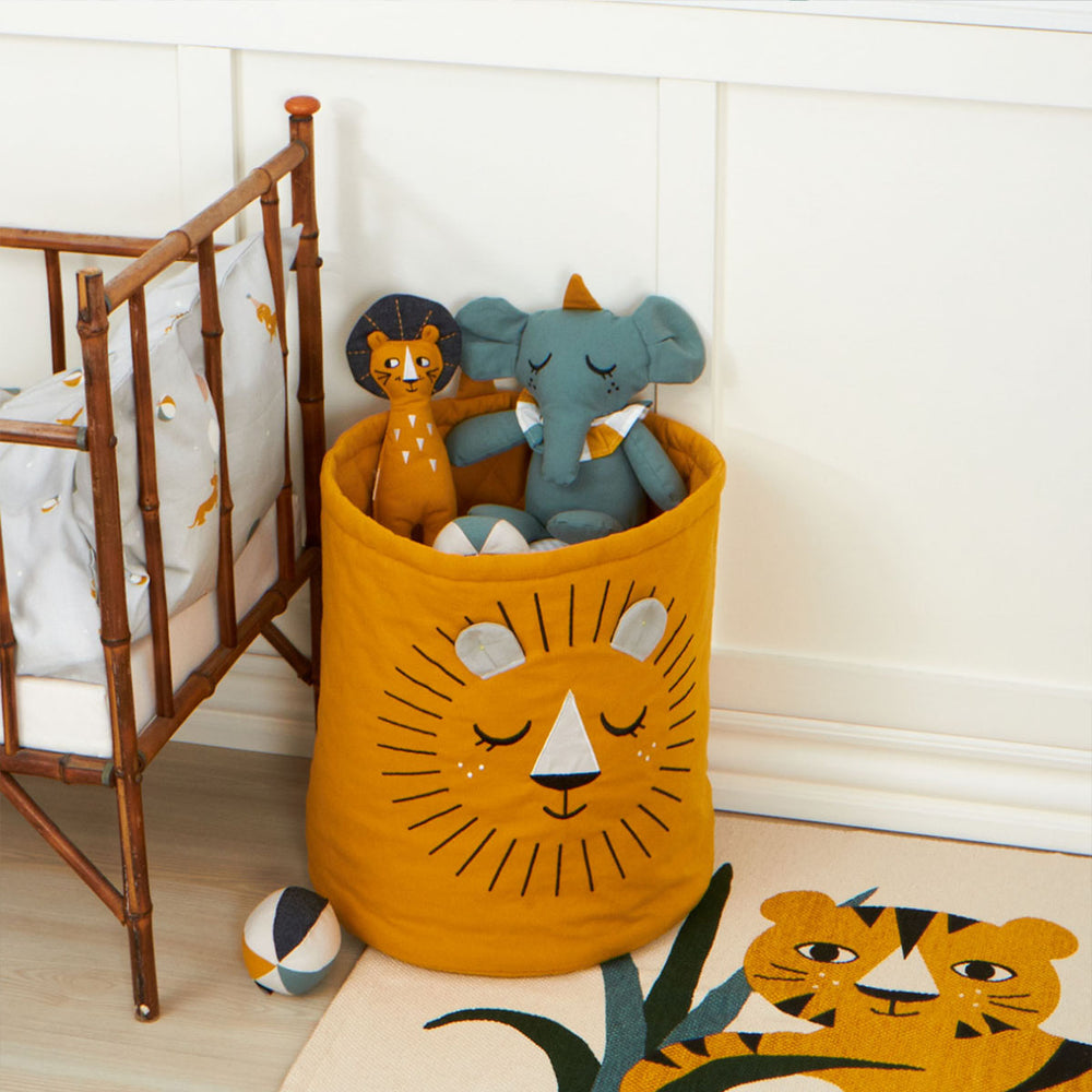Opruimen en sorteren van speelgoed wordt een feestje met de vrolijke opbergmand leeuw van Roommate. De hippe mand is ook te gebruiken als wasmand. Uitstekende kwaliteit en geschikt voor de wasmachine. VanZus