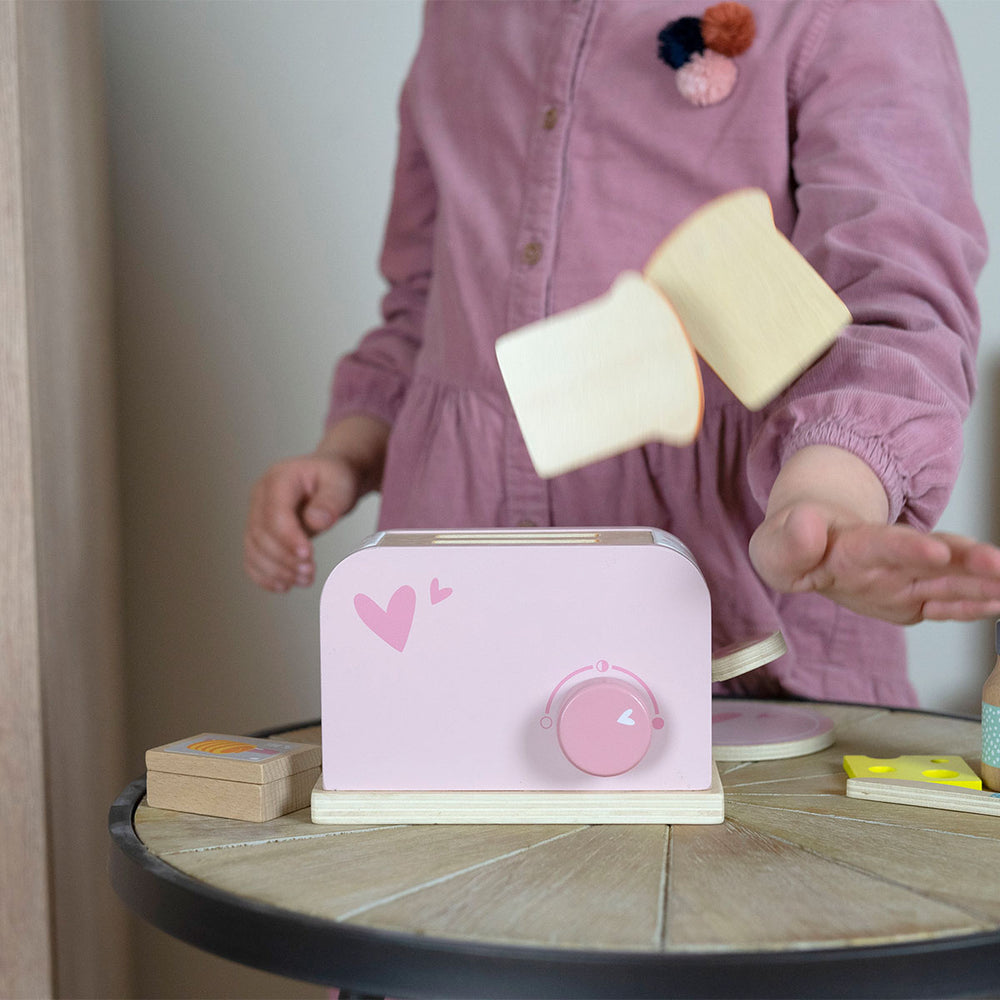 Stimuleer leerzaam rollenspel met het Label Label broodrooster roze. De set met houten keukenspeelgoed bestaat uit 11 delen, met o.a. een broodrooster en broodjes. De toaster is gemaakt van duurzaam FSC-hout. VanZus.