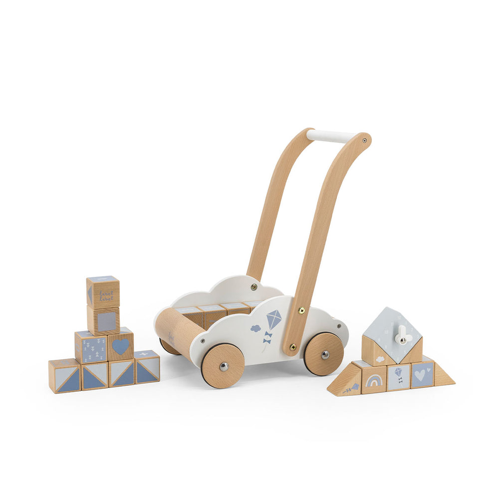 Wil je de eerste stapjes van jouw kindje stimuleren? Kies dan voor de Label Label blokkenwagen blauw: een houten loopwagen gevuld met maar liefst 20 bouwblokken. De blokkenwagen is gemaakt van duurzaam FSC-hout. VanZus.
