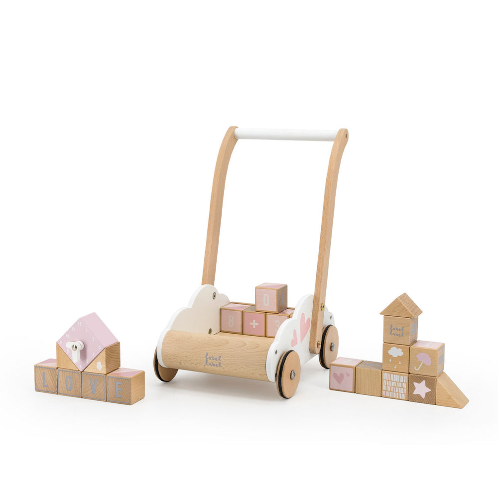 Wil je de eerste stapjes van jouw kindje stimuleren? Kies dan voor de Label Label blokkenwagen roze: een houten loopwagen gevuld met maar liefst 20 bouwblokken. De blokkenwagen is gemaakt van duurzaam FSC-hout. VanZus.