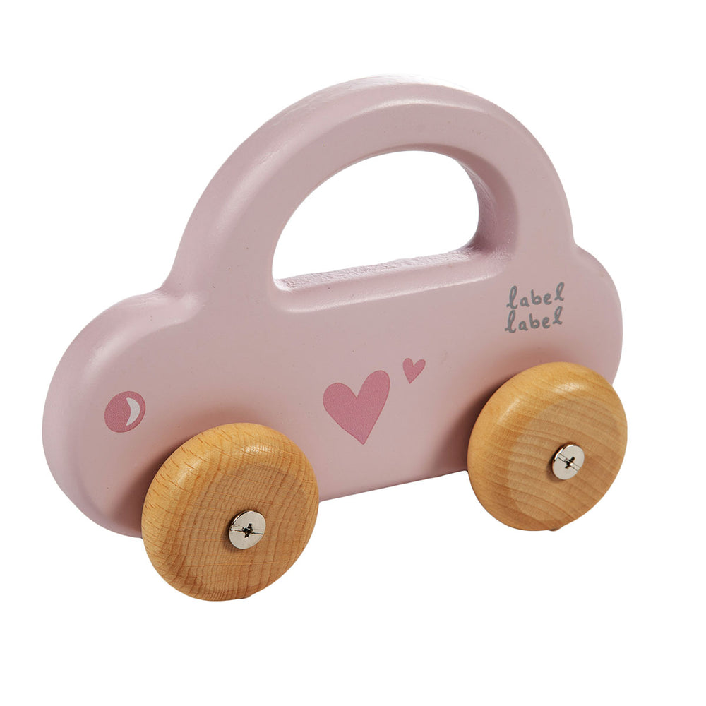 Toet toet! Zie hem gaan de Label Label auto roze. Deze houten speelgoedauto is een leuke eerste kennismaking met rollend en rijdend speelgoed. De auto is gemaakt van FSC-hout is roze met een hartjesprint. VanZus.