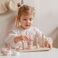 Deze Label Label stapelringen roze is een mooie, houten stapeltoren met staven, waarover je kind verschillende houten ringen en enkele vormpjes kan schuiven. Goed voor de ontwikkeling van de oog-hand-coördinatie. VanZus.