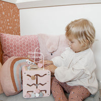 Dit is de Label Label activiteitenkubus roze, een 5-in-1 speelkubus met een kralenspiraal, xylofoon, vormenstoof en meer. Een geweldig stuk houten speelgoed dat jouw kindje uitdaagt op diverse vlakken. VanZus.
