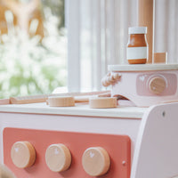 Stimuleer leerzaam rollenspel met Label Label crêpemaker roze. Dit houten speelgoed stelt een pannenkoekenbakplaat voor, maar dan van hout compleet met diverse accessoires. De crêpemaker is van duurzaam FSC-hout. VanZus.