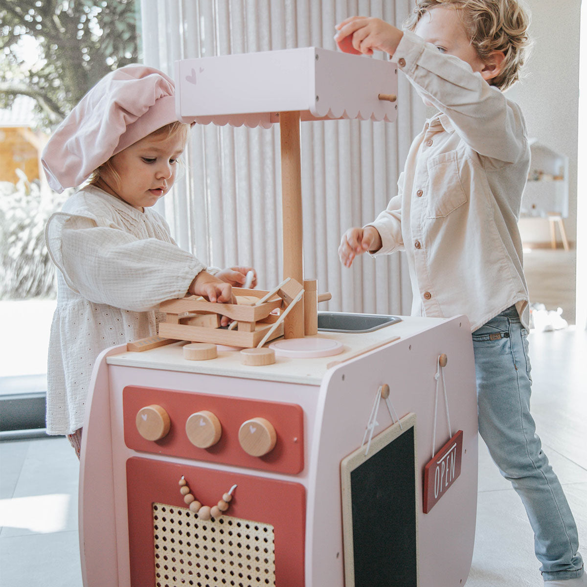 Waan je een echte kok in deze Label Label Bistro keuken roze. De ideale houten speelkeuken, die alles heeft: ovens, spoelbak, koelkast, opbergruimte en de mooiste accessoires. De keuken is gemaakt van FSC-hout. VanZus.