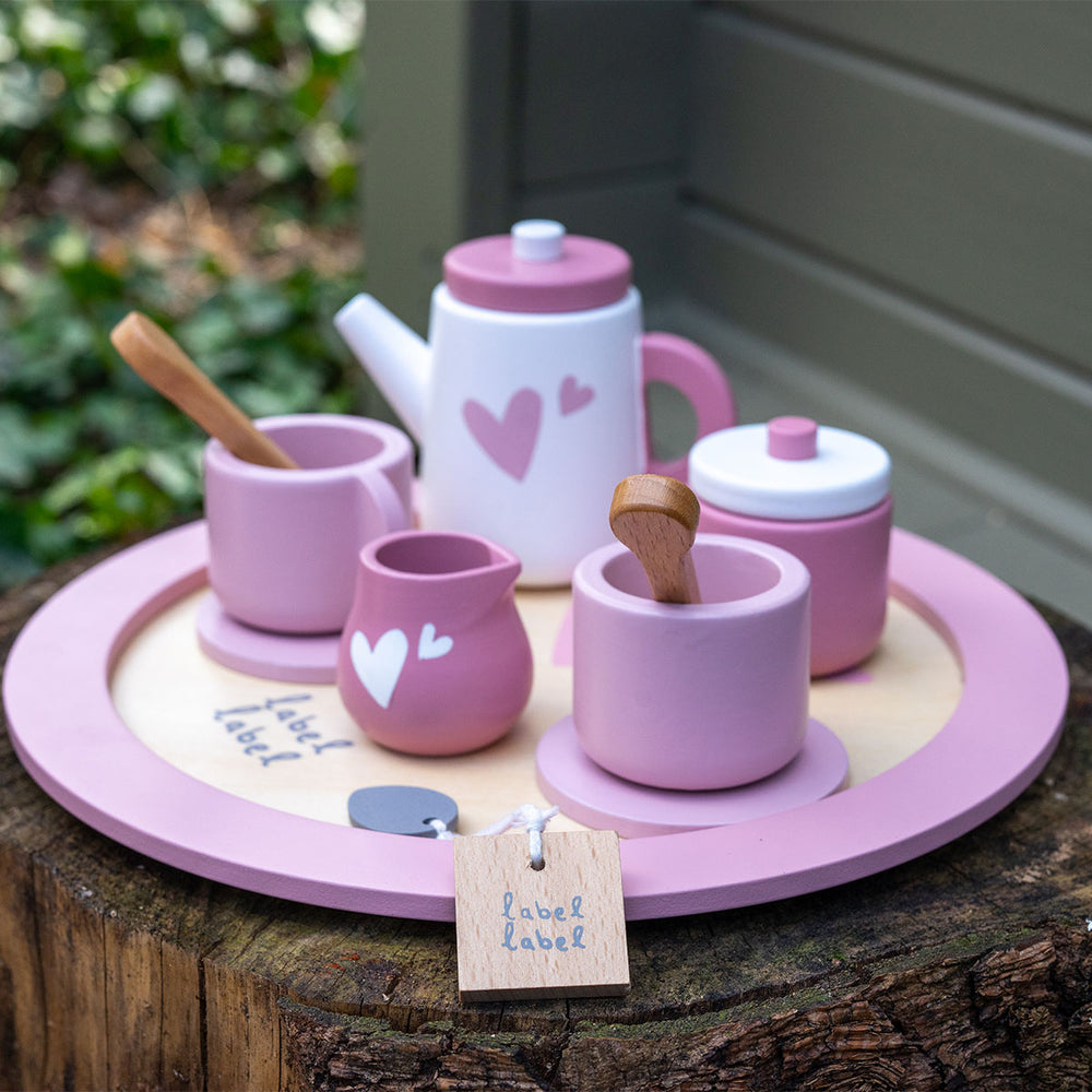 Kleine theeleuten opgelet met dit Label Label theeservies roze haal je alles in huis voor het gezellig theepartijtje. Dit houten speelgoed stimuleert de fantasie van jouw kind. Wie wil er nog een kopje thee? VanZus.