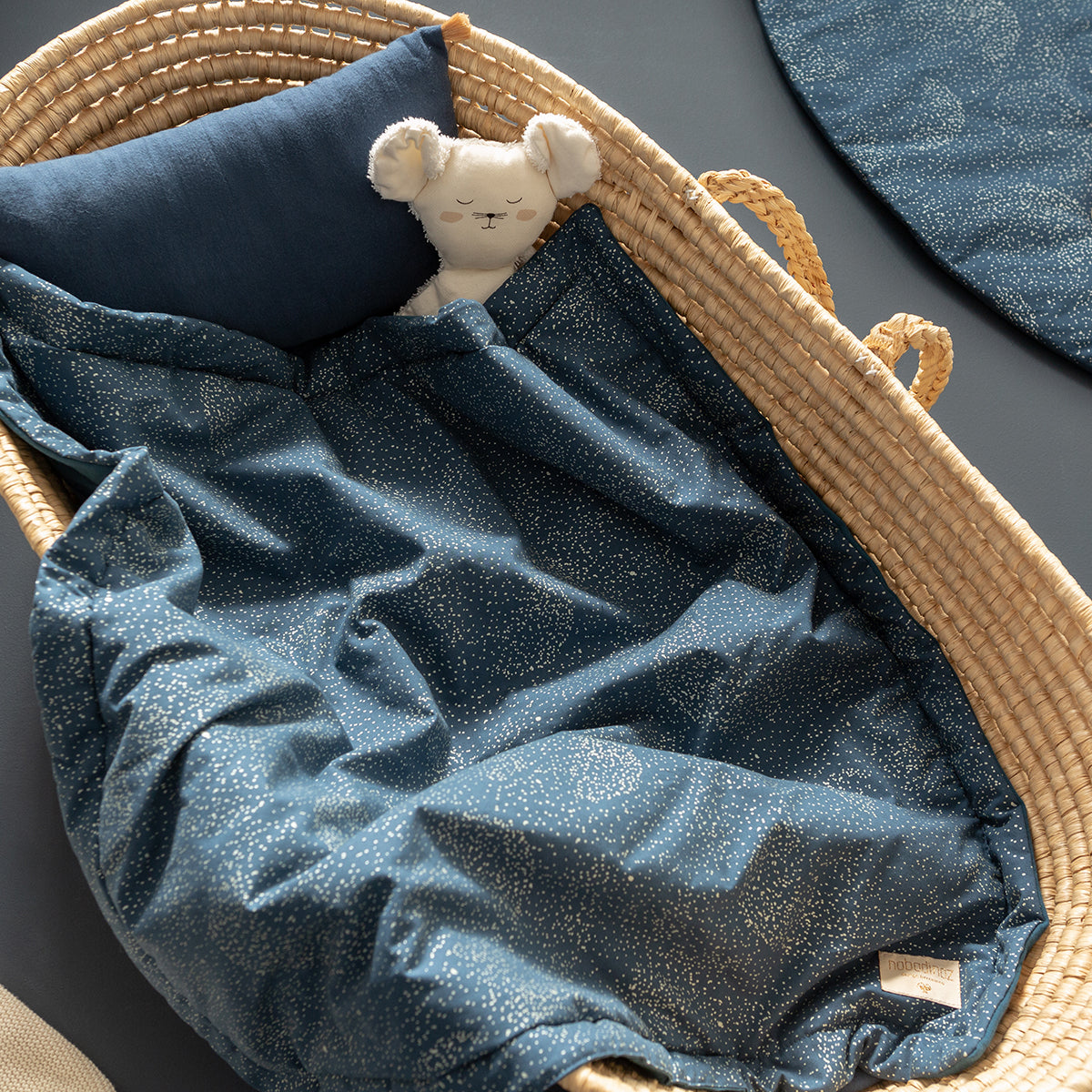 Droom heerlijk weg met de Nobodinoz Laponia mini deken in gold bubble night blue. Met deze superzachte deken voor de wieg of kinderwagen weet jij zeker dat jouw baby heerlijk warm ligt te slapen. VanZus
