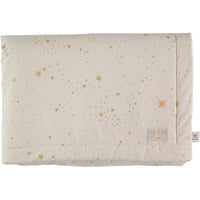 Droom heerlijk weg met de Nobodinoz Laponia deken small gold stella natural. Met deze superzachte deken voor in het bedje of kinderwagen weet jij zeker dat jouw kindje heerlijk warm ligt te slapen. VanZus