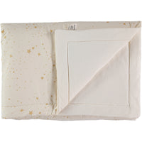 Droom heerlijk weg met de Nobodinoz Laponia deken small gold stella natural. Met deze superzachte deken voor in het bedje of kinderwagen weet jij zeker dat jouw kindje heerlijk warm ligt te slapen. VanZus