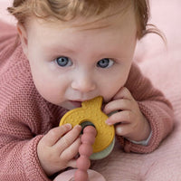 Je baby krijgt tandjes! Help het geïrriteerde tandvlees van je baby te kalmeren met het Little Dutch siliconen bijtspeeltje sleutelbos. Perfect om het pijnlijke tandvlees van baby te verzachten. VanZus