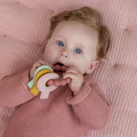 Je baby krijgt tandjes! Help het geïrriteerde tandvlees van je baby te kalmeren met het Little Dutch siliconen bijtspeeltje sleutelbos. Perfect om het pijnlijke tandvlees van baby te verzachten. VanZus