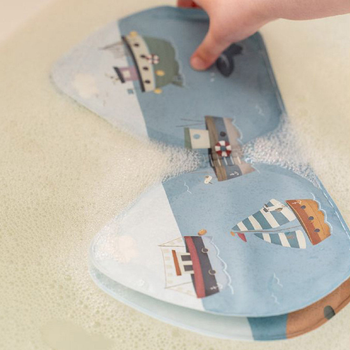 Yes, we gaan in bad! Met het Little Dutch badboekje Sailors Bay heeft je kleintje altijd een leuke activiteit tijdens het badderen. VanZus