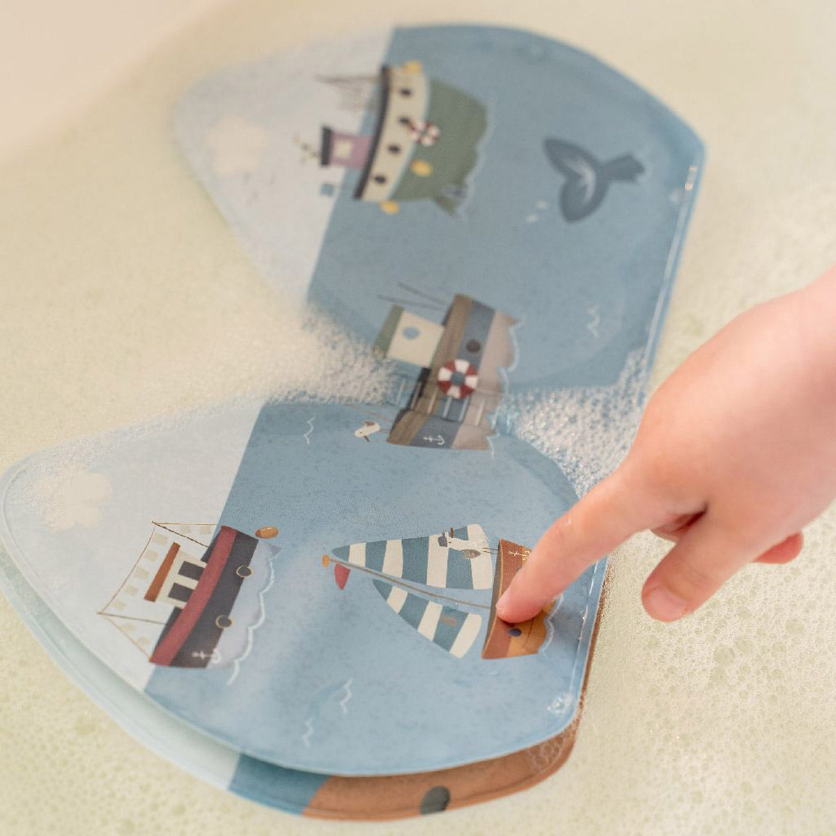 Yes, we gaan in bad! Met het Little Dutch badboekje Sailors Bay heeft je kleintje altijd een leuke activiteit tijdens het badderen. VanZus
