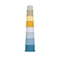 Hoe hoog stapel jij deze toren? Met de Little Dutch stapelbekers blauw daag je je peuter uit om een grote, mooie toren te maken. VanZus