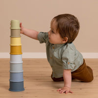 Hoe hoog stapel jij deze toren? Met de Little Dutch stapelbekers blauw daag je je peuter uit om een grote, mooie toren te maken. VanZus