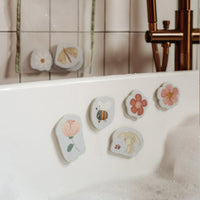 Yes, we gaan in bad! Met de Little Dutch foam badfiguren flowers heeft je kleintje altijd leuk gezelschap tijdens het badderen. Stimuleer de fantasie van je kindje en zorg voor vrolijke speelavonturen in het water. VanZus