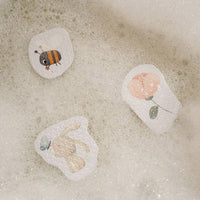 Yes, we gaan in bad! Met de Little Dutch foam badfiguren flowers heeft je kleintje altijd leuk gezelschap tijdens het badderen. Stimuleer de fantasie van je kindje en zorg voor vrolijke speelavonturen in het water. VanZus