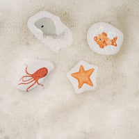 Yes, we gaan in bad! Met de Little Dutch foam badfiguren Sailors Bay heeft je kleintje altijd leuk gezelschap tijdens het badderen. Stimuleer de fantasie van je kindje en zorg voor vrolijke speelavonturen in het water. VanZus