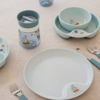 Het is etenstijd! Pak je bordje, beker en bestek er maar vast bij met het Little Dutch Mepal Sailors Bay babyservies. Wanneer je baby er klaar voor is om zelfstandig te leren eten, dan is dit Little Dutch babyservies je beste vriend. VanZus