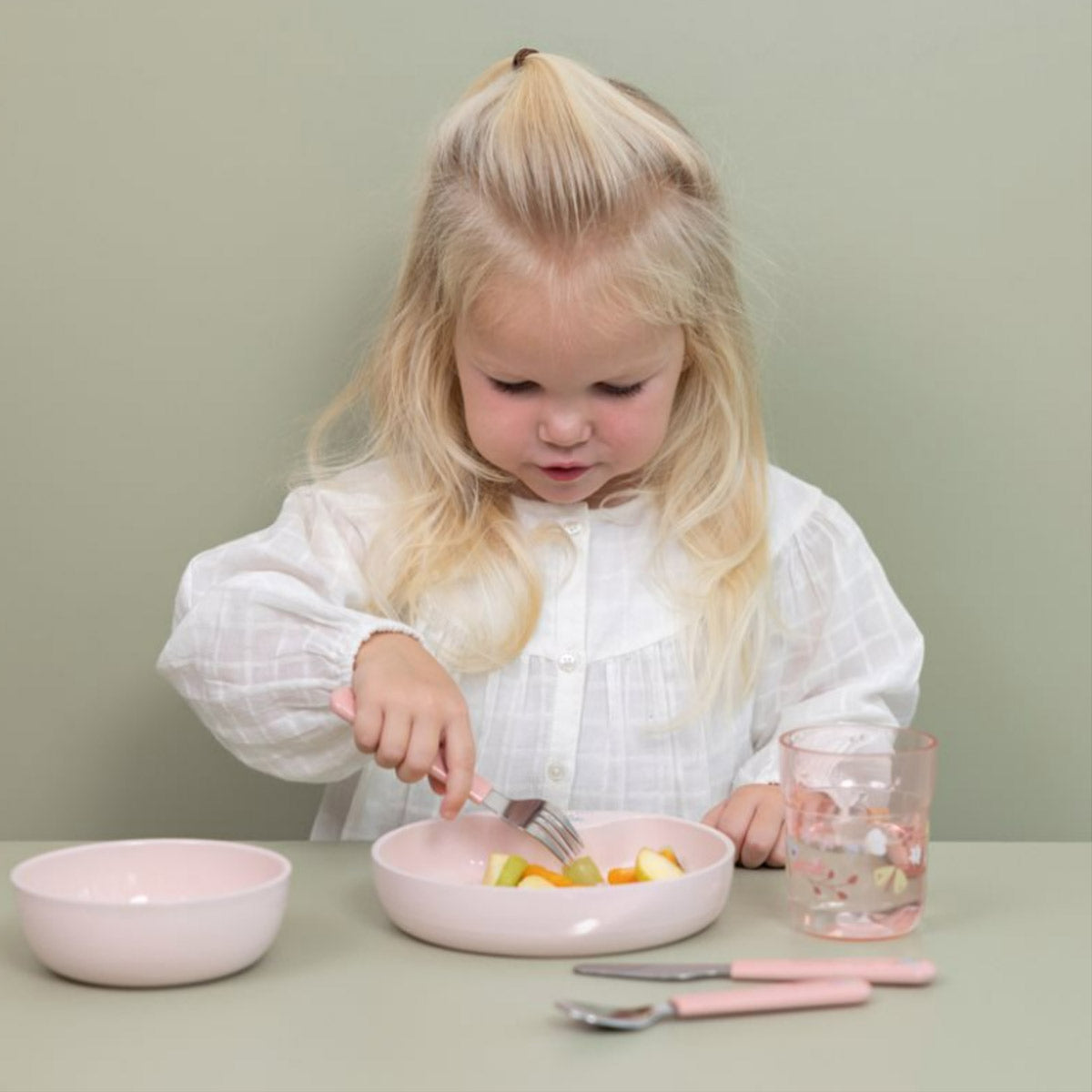 Aan tafel! Wat een magisch moment, je kindje eet helemaal zelf! En dat met het prachtige Little Dutch Mepal flowers kinderservies. De set bevat alles wat je kindje nodig heeft om verschillende maaltijden te ontdekken. VanZus