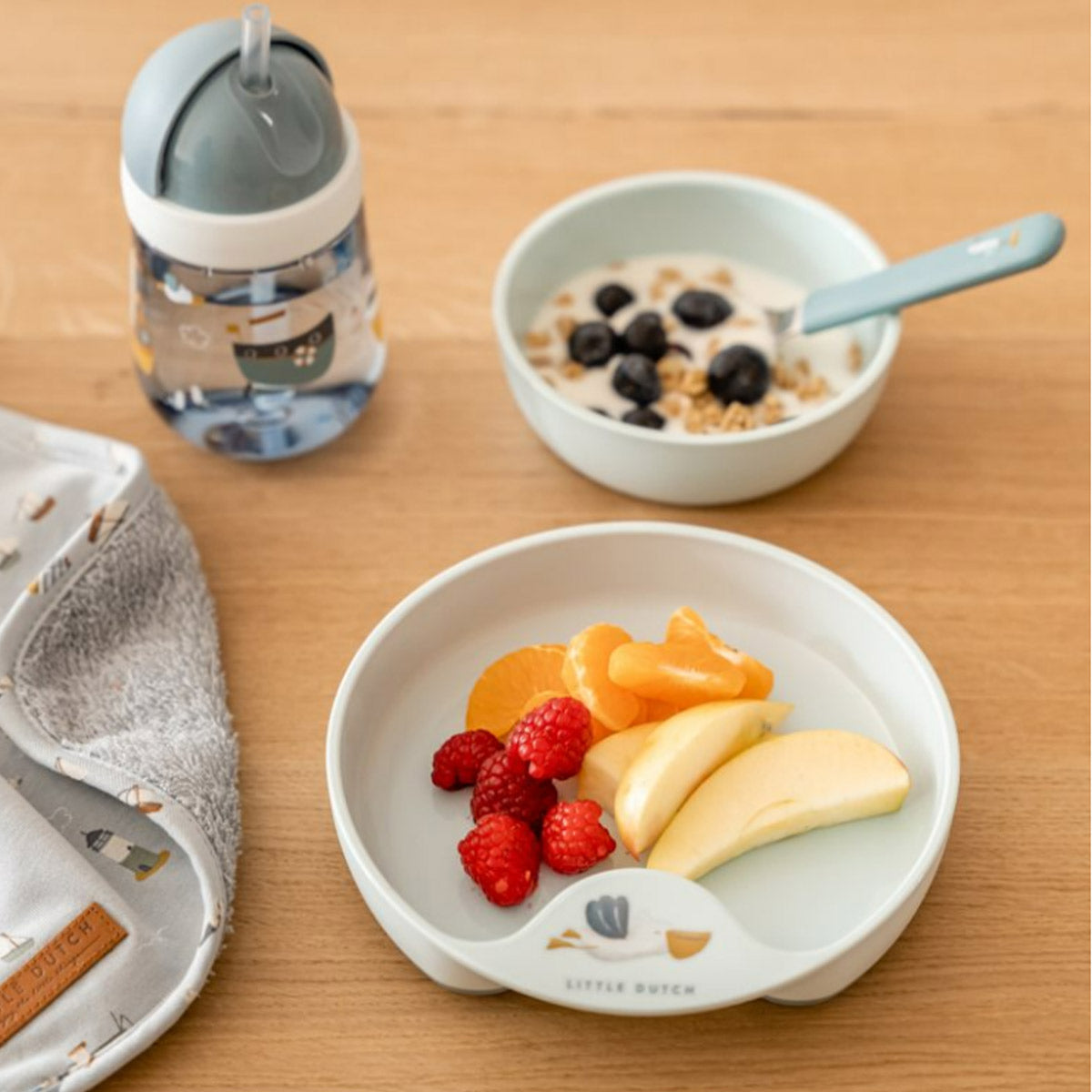 Tijd voor een tussendoortje of lekkere maaltijd! Met dit Little Dutch Mepal Sailors Bay kinderschaaltje heb je een perfect formaat schaaltje voor baby's en peuters. VanZus