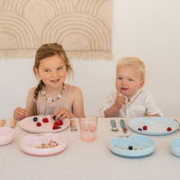 Aan tafel! Wat eten we vandaag? Welk gerecht je ook eet, met de Little Dutch Mepal sailors bay kinderbord is elke maaltijd een feestje. De blauwe kleur van de Sailors Bay-collectie vrolijkt de tafel op. VanZus