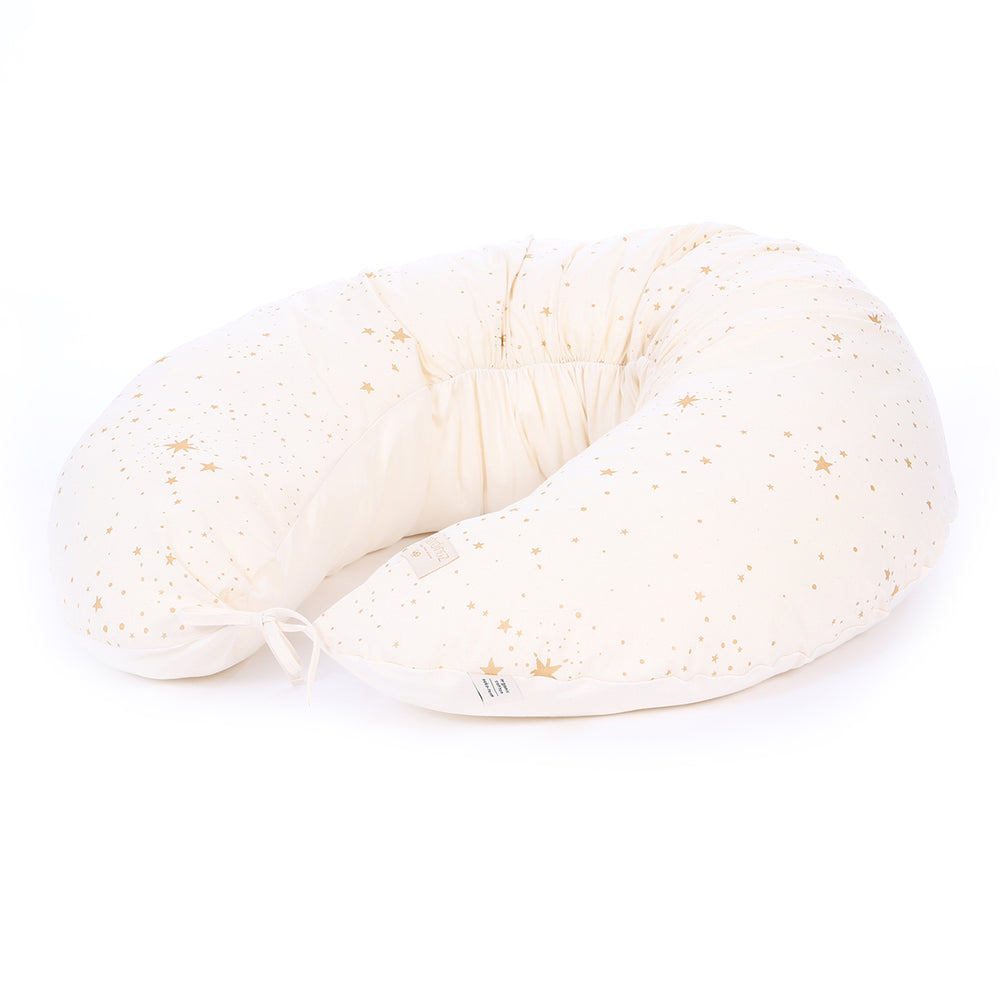 Het Nobodinoz voedingskussen Luna gold stella natural is jouw beste vriend tijdens én na de zwangerschap. Een zwangerschapskussen biedt comfort en brengt je dichterbij je baby tijdens de borstvoeding en ondersteunt je fijn bij flesvoeding. VanZus.