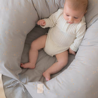 Het Nobodinoz voedingskussen Luna willow soft blue is jouw beste vriend tijdens én na de zwangerschap. Een zwangerschapskussen biedt comfort en brengt je dichterbij je baby tijdens de borstvoeding en ondersteunt je fijn bij flesvoeding. VanZus.