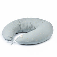 Het Nobodinoz voedingskussen Luna willow soft blue is jouw beste vriend tijdens én na de zwangerschap. Een zwangerschapskussen biedt comfort en brengt je dichterbij je baby tijdens de borstvoeding en ondersteunt je fijn bij flesvoeding. VanZus.