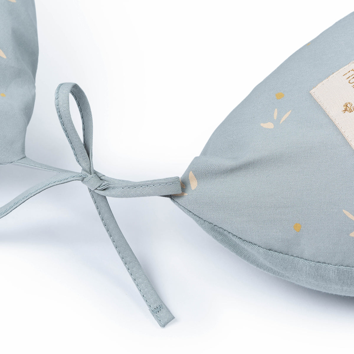Het Nobodinoz voedingskussen Luna willow soft blue is jouw beste vriend tijdens én na de zwangerschap. Een zwangerschapskussen biedt comfort en brengt je dichterbij je baby tijdens de borstvoeding en ondersteunt je fijn bij flesvoeding. VanZus.