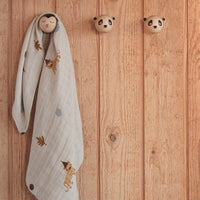 De OYOY houten wandhaak in de vorm van een panda is niet alleen praktisch, maar ook super schattig! Dit kapstokje is perfect voor het ophangen van jassen. VanZus