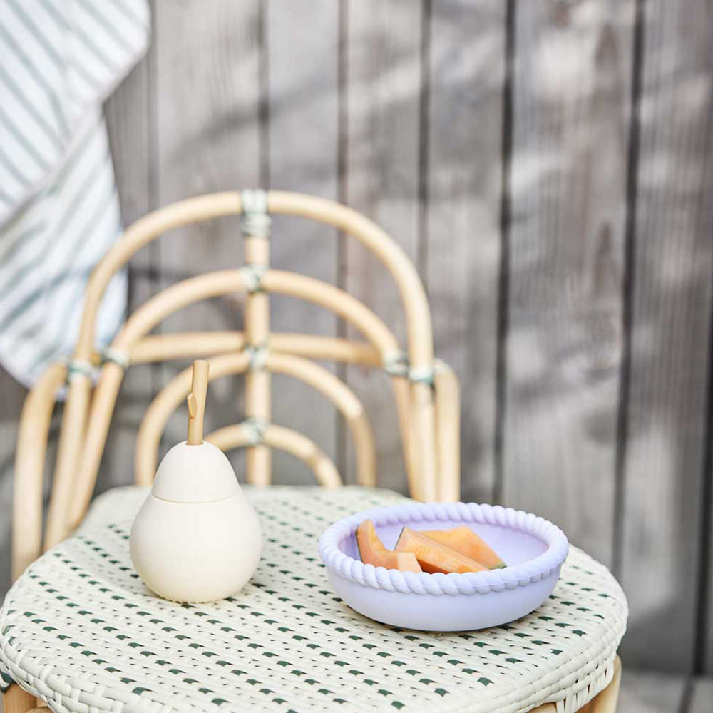 Het OYOY bord en kom mellow lavender zijn gemaakt van siliconen en zijn geïnspireerd op marshmallows. Deze superhandige, maar vooral vrolijke borden en schalen breken niet als ze op de grond vallen. VanZus