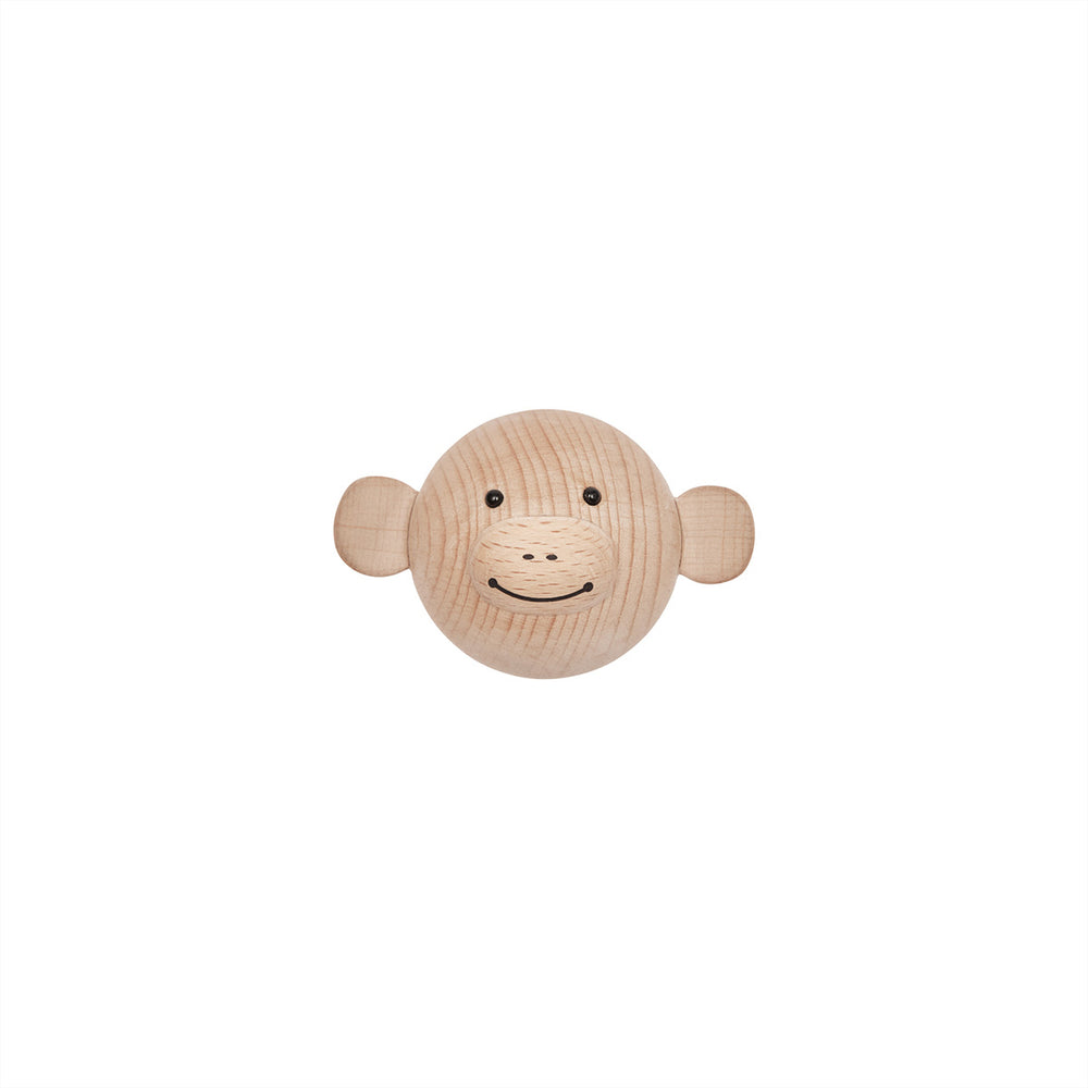 De OYOY houten wandhaak monkey in de vorm van een aap is niet alleen praktisch, maar ook super schattig! Dit kapstokje is perfect voor het ophangen van jassen. VanZus