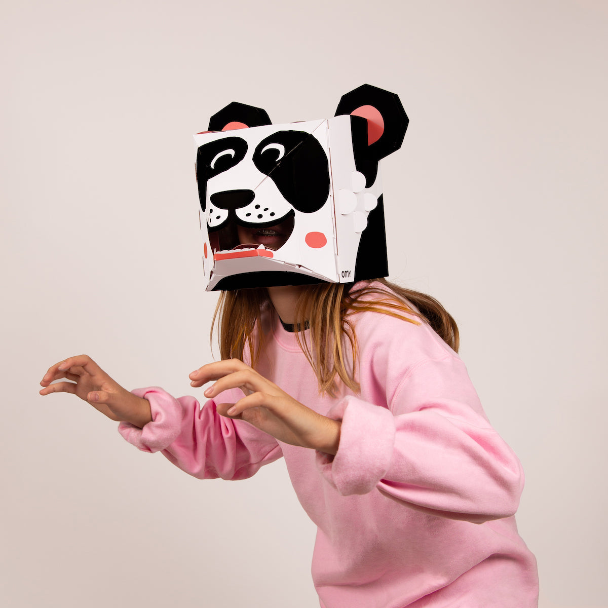 Met het OMY 3D masker Panda is niets wat het lijkt. Verras iedereen om je heen met dit vrolijke XXL 3D masker van een panda! Het masker wordt plat geleverd, maar jij kan hem zelf helemaal in elkaar zetten. VanZus.