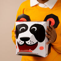 Met het OMY 3D masker Panda is niets wat het lijkt. Verras iedereen om je heen met dit vrolijke XXL 3D masker van een panda! Het masker wordt plat geleverd, maar jij kan hem zelf helemaal in elkaar zetten. VanZus.