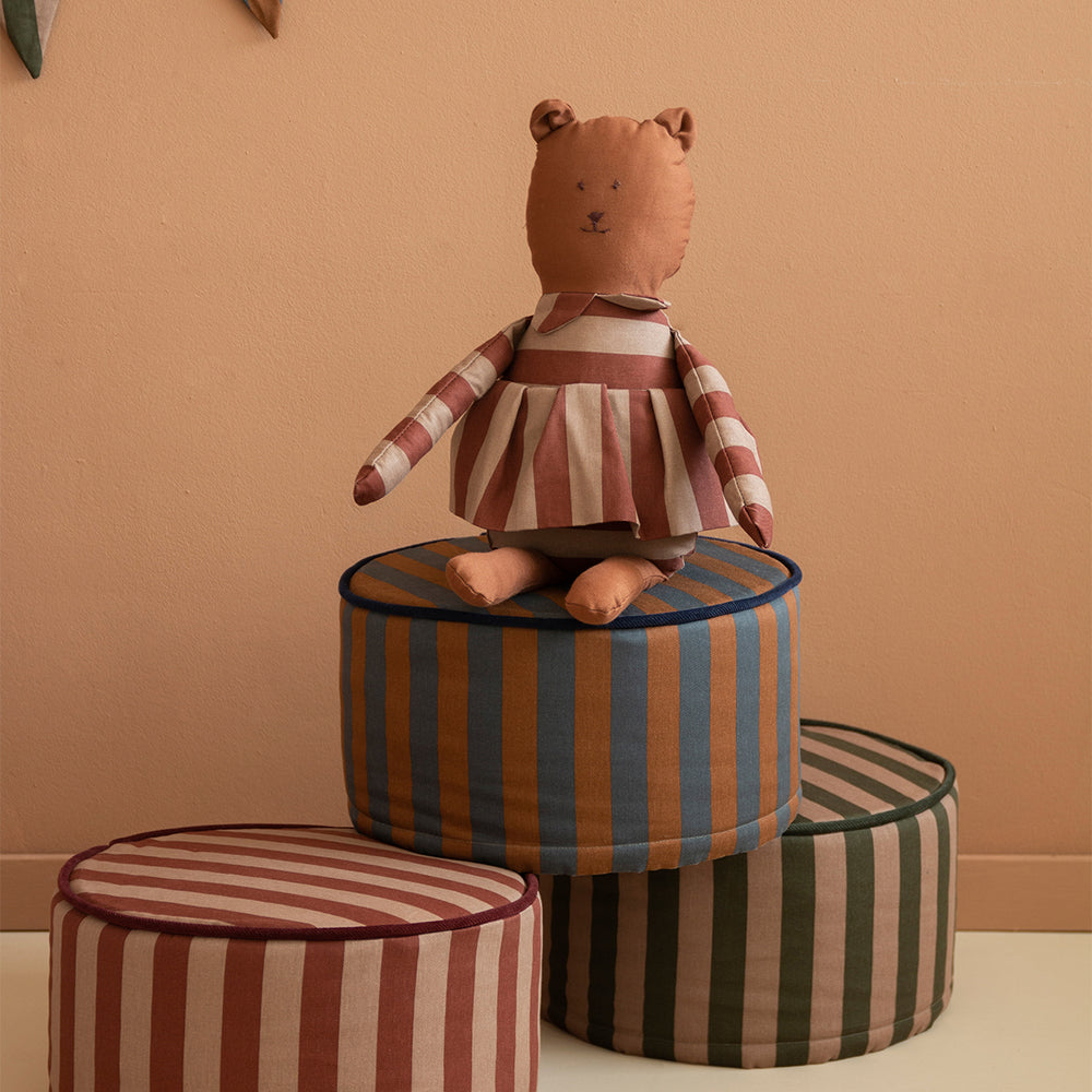 Majestic beer van Nobodinoz in de kleur marsala taupe stripes is het geweldige vriendje to be voor kinderen vanaf de geboorte. Gemaakt van stevig en gemakkelijk wasbaar biologisch katoen. VanZus