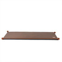 De Nobodinoz Majestic eco vloermat blue brown stripes is geweldig om te zien. Met de magische print en 4 pompons zet hij de toon voor een eigentijdse kinderkamer. VanZus