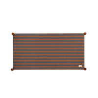 De Nobodinoz Majestic eco vloermat blue brown stripes is geweldig om te zien. Met de magische print en 4 pompons zet hij de toon voor een eigentijdse kinderkamer. VanZus