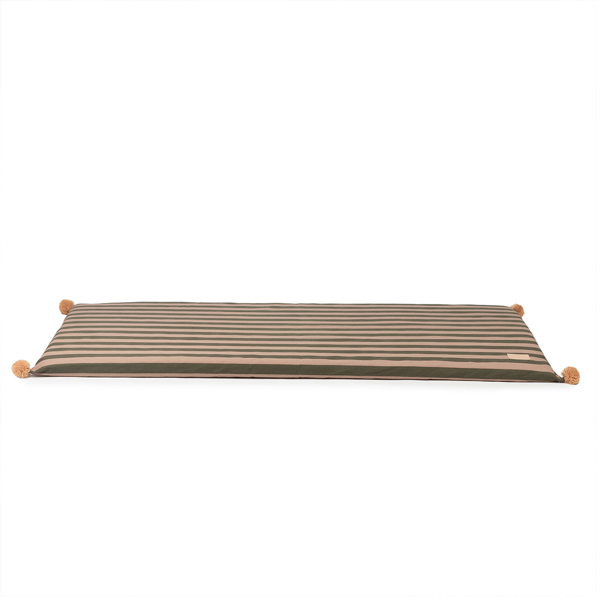 De Nobodinoz Majestic eco vloermat green taupe stripes is geweldig om te zien. Met de magische print en 4 pompons zet hij de toon voor een eigentijdse kinderkamer. VanZus