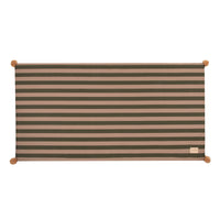 De Nobodinoz Majestic eco vloermat green taupe stripes is geweldig om te zien. Met de magische print en 4 pompons zet hij de toon voor een eigentijdse kinderkamer. VanZus