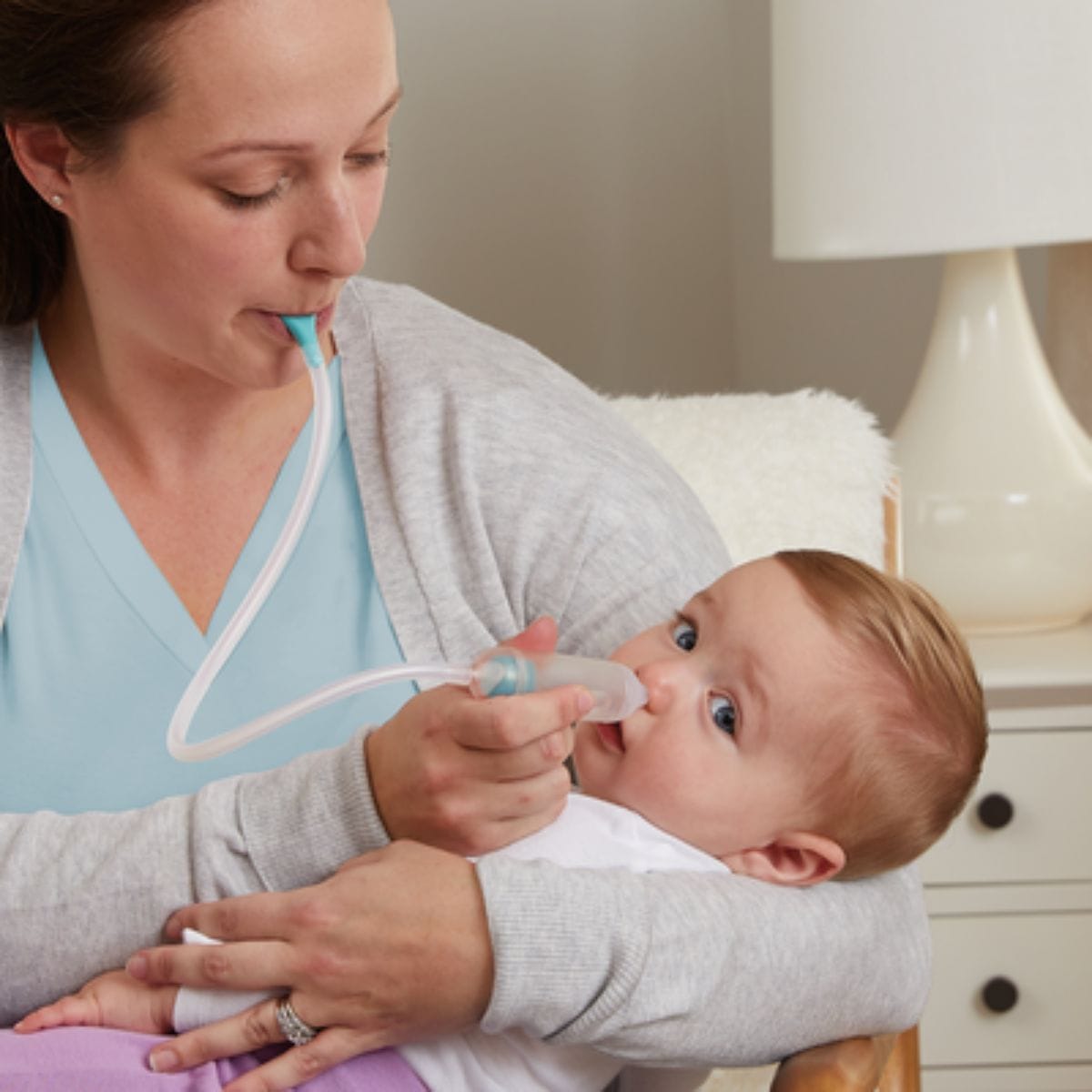 Wanneer je kleintje last heeft van een verkoudheid, is dat natuurlijk ontzettend vervelend. Met de Braun neusaspirator of neusreiniger zuig je snot en slijm uit de neus van je kindje, zodat je baby of kind weer vrijer kan ademen. VanZus